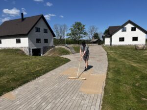 Tänavakivide liivatamine