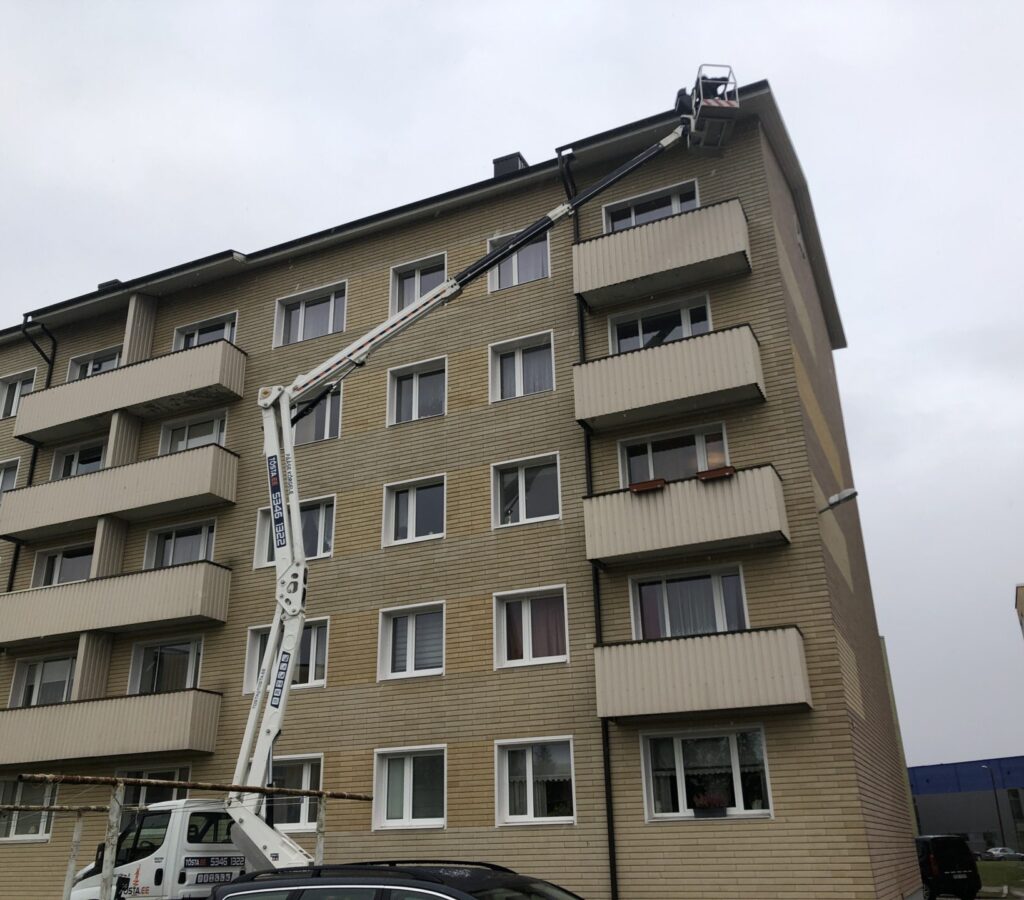 Jõulutulede paigaldamine tõstukiga